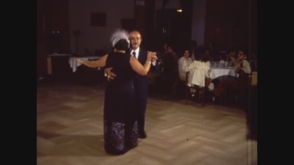 Палермо Італія 1968 Люди Сповільнюють Танці Танцювальному Залі Років — стокове відео