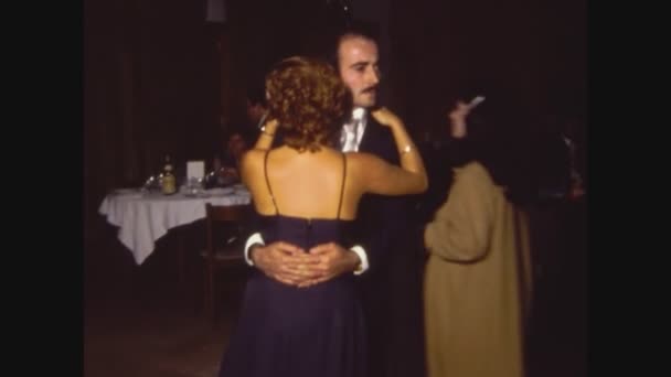 PALERMO, ITÁLIE KVĚTEN 1968: Lidé pomalu tančí v tanečním sále v 60. letech
