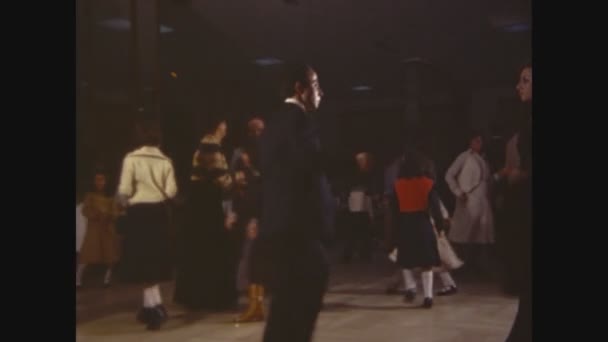 Palermo Italy May 1968 Люди Танцуют Танцполе — стоковое видео