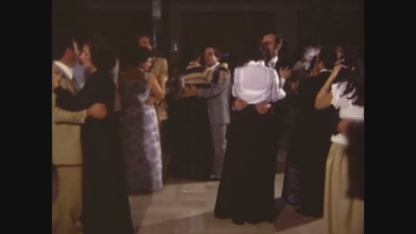 Palermo Italië Mei 1968 Mensen Dansen Traag Danszaal Jaren — Stockvideo