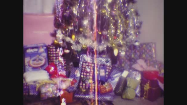 1968年12月イタリア パレルモ 60年代のプレゼント付きクリスマスツリー — ストック動画