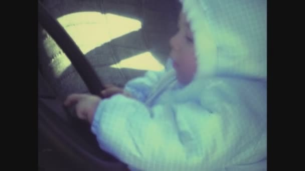 Палермо Италия 1968 Младенец Играет Рулем Автомобиля Годы — стоковое видео