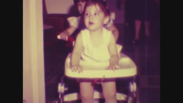 1968年5月 意大利帕勒莫 60年代 婴儿和散步者一起呆在家里 — 图库视频影像