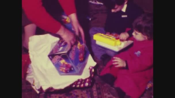 Palermo Italië December 1968 Kinderen Onthullen Kerstcadeaus Thuis Jaren — Stockvideo