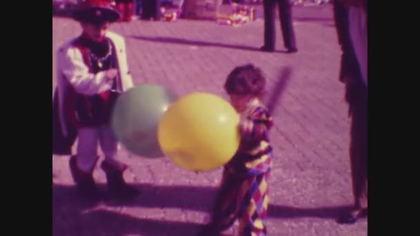 Palermo Italia Diciembre 1968 Niño Vestido Para Desfile Callejero Carnaval — Vídeo de stock