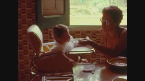 Palermo Italia Maggio 1968 Nutrire Bambino Sul Seggiolone Negli Anni — Video Stock