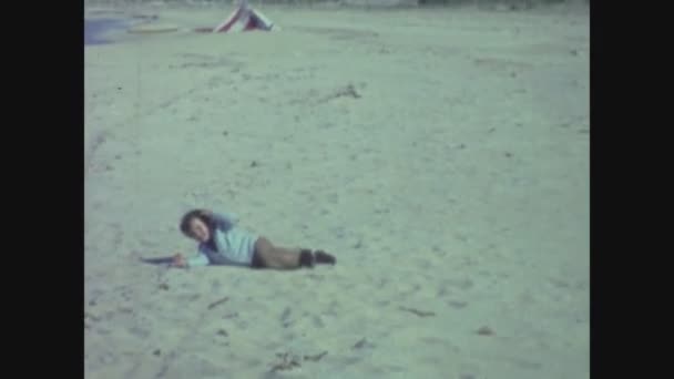 1968年5月イタリア パレルモ 60年代のビーチへの家族旅行 — ストック動画