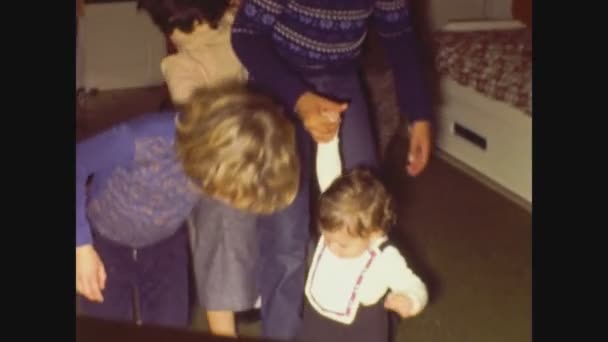 1968年5月 六十年代一群孩子在客厅里玩耍 — 图库视频影像