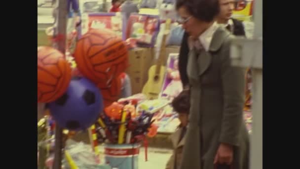Палермо Італія 1968 Року Дитина Дивиться Стайню Іграшок Через Років — стокове відео