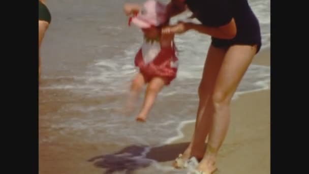 Palermo Itália Maio 1968 Feliz Família Mar Praia Férias Década — Vídeo de Stock