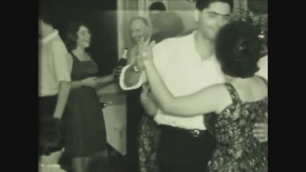 Палермо Италия 1963 Год Домашняя Вечеринка Счастливыми Людьми Социальная История — стоковое видео