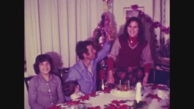 PALERMO, İTALYA 1970: 70 'lerde evde sosyal tarihte Noel yemeği