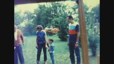 FERTOD, HUNGARY HAZİRAN 1982: 80 'lerde bahçede aile pikniği