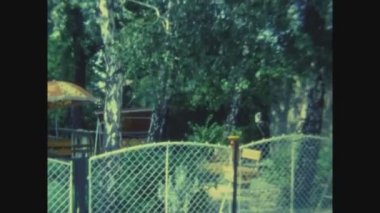 NEUSIDL GÖLÜ, HUNGARY MAYIS 1977: 70 'lerde bayan bahçede köpeğe sarılıyor