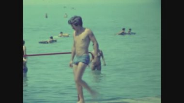 NEUSIDL GÖLÜ, HUNGARY MAYIS 1977: 70 'lerde insanların banyo yaptığı Neusiedl Gölü