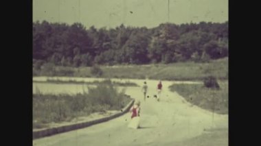 BUDAPEST, HUNGARY Mayıs 1969: Çocuk 60 'larda sokakta top oynuyor