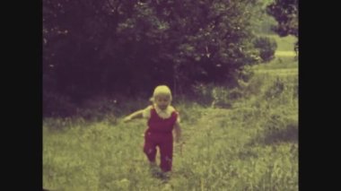 BUDAPEST, HUNGARY Mayıs 1969: Çocuklar 60 'lı yıllarda çayırlarda oynuyorlar