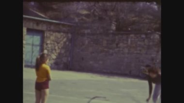 BUDAPEST, HUNGARY Mayıs 1969: Anne ve kızı 60 'lı yıllarda tenis oynuyorlar