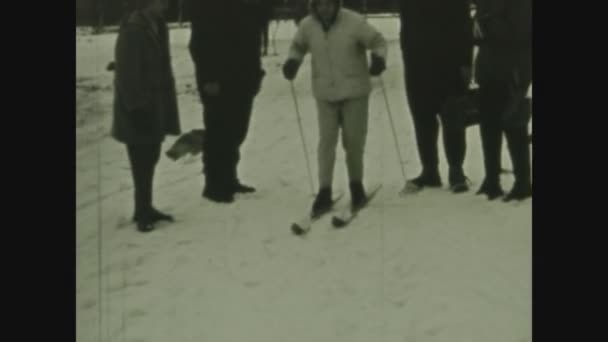 Palermo Włochy Grudnia 1963 Grupa Ludzi Wakacjach Górach Śniegiem Latach — Wideo stockowe