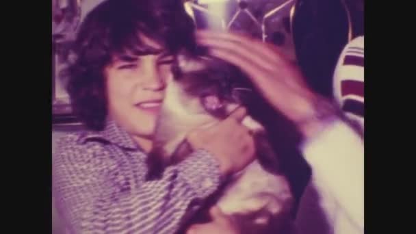 1970年12月 意大利帕塞尔莫 70年代青少年爱抚猫 — 图库视频影像