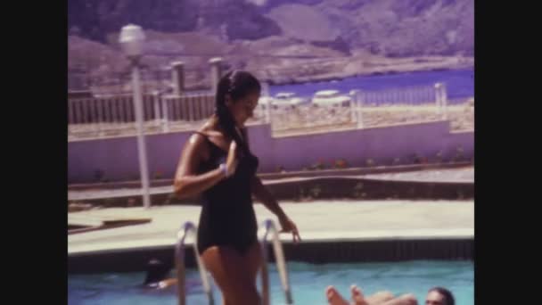 Piano Battaglia Italië Juli 1971 Kinderen Hebben Plezier Het Zwembad — Stockvideo