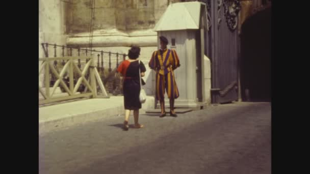 Rome Italy June 1980 Жінка Говорить Папською Швейцарською Гвардією — стокове відео