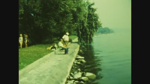 1982年 昭和57年 6月ハンガリー フェルトド湖釣り男80歳 — ストック動画