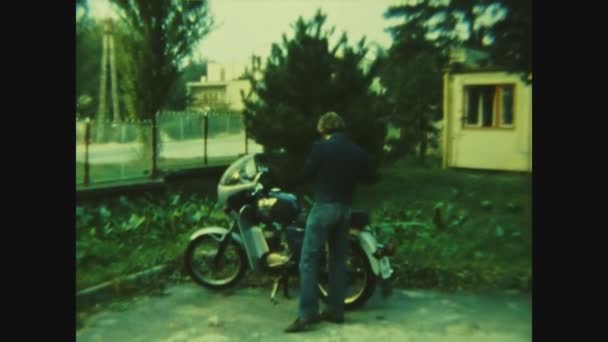 Fertod Ουγγαρια Ιουνιοσ 1982 Άνθρωπος Ξεκινά Μοτοσικλέτα Στη Δεκαετία Του — Αρχείο Βίντεο