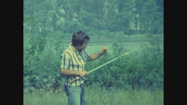 Neusidl Lake Ungheria Maggio 1977 Pescatore Prepara Canna Pesca Negli — Video Stock