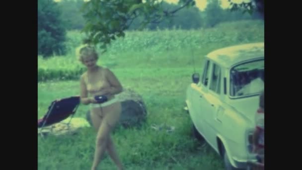 Neusidl Gölü Hungary Mayis 1977 Lerde Kamp Yapan Insanlar — Stok video