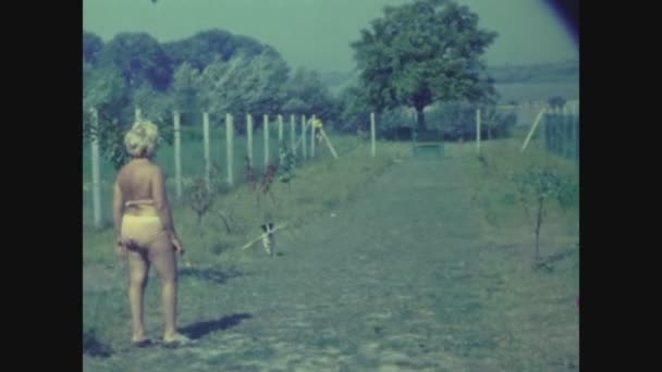 Neusidl See Ungarn Mai 1977 Spielen Mit Hund Garten Den — Stockvideo