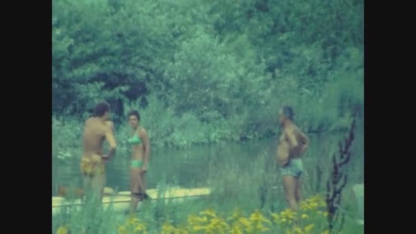 Neusidl Lake Ungheria Maggio 1977 Gente Campeggia Lago Negli Anni — Video Stock