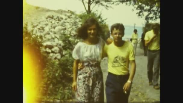 Visegrad Hungria Maio 1974 Jovem Casal Envolvido Passear Parque Abraçado — Vídeo de Stock