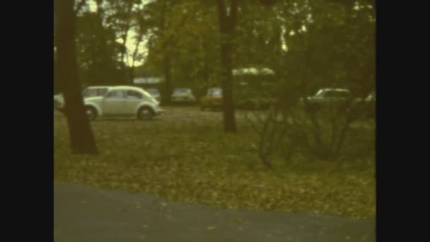 Visegrad Ungheria Ottobre 1974 Una Donna Passeggia Nel Parco Autunno — Video Stock