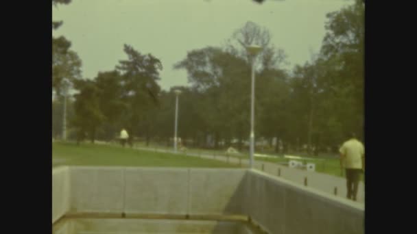 Visegrad Ungern Maj 1974 Människor Stiger Ner Tunnelbanetunneln Talet — Stockvideo