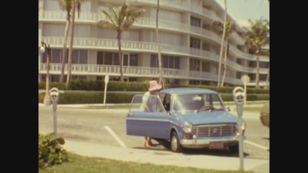 Miami Estados Unidos Junho 1973 Mulher Sai Carro Estacionado Nos — Vídeo de Stock
