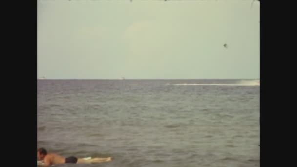 Miami Förenade Staterna Juni 1973 Folk Badar Havet Talet — Stockvideo