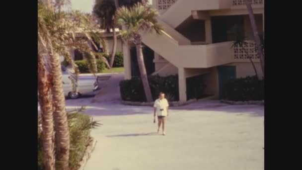 Miami États Unis Juin 1973 Homme Marche Dans Parking Dans — Video