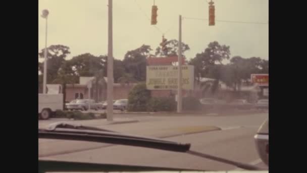 アメリカ合衆国マイアミ1973年6月 フロリダ州の高速道路を70年代に走行 — ストック動画