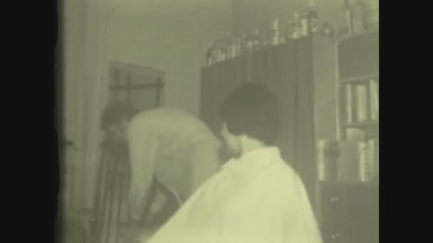 Budapest Hunagry April 1965 Hairdresser Cuts Hair 60S — Stock Video
