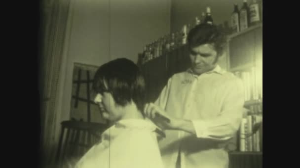 Budapest Hunagry Aprile 1965 Parrucchiere Taglia Capelli Negli Anni — Video Stock