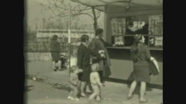 Budapest Hunagry Abril 1965 Gente Toma Una Cerveza Del Quiosco — Vídeos de Stock