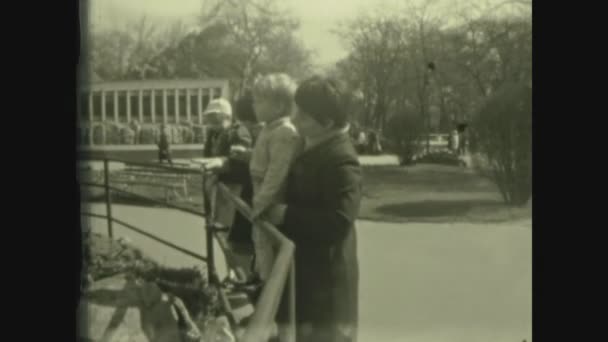 Budapest Hunagry Abril 1965 Recuerdos Familia Calle Aire Libre Infantil — Vídeo de stock