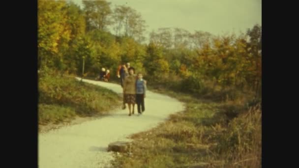 Budapest Hongrie Mars 1983 Mère Fils Marchent Dans Parc Dans — Video