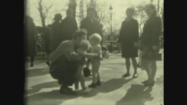 Budapest Hunagry April 1965 Діти Вулиці Сімейні Спогади — стокове відео