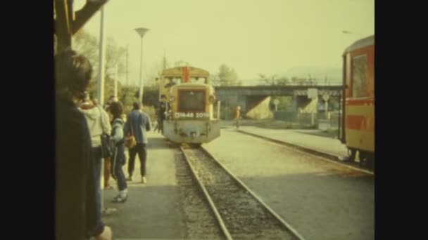 ハンガリー ブダペスト1983年3月 80年代の歴史的列車を訪れる小学生のグループ — ストック動画