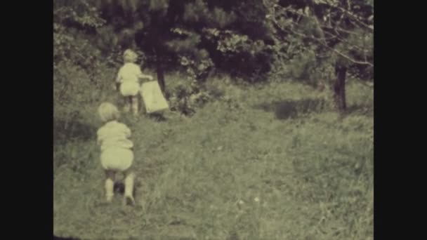 1969年5月1日 60年代的孩子们在草地上玩耍 — 图库视频影像