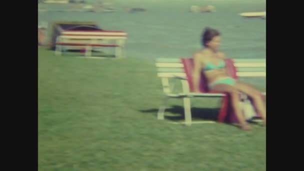 Jezioro Neusiedl Węgry Lipiec 1968 Ludzie Opalają Się Nad Jeziorem — Wideo stockowe