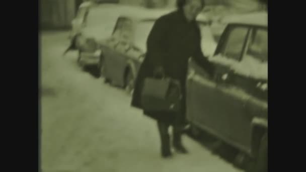Budapest Węgry Grudzień 1969 Kobieta Chodzi Śnieżnej Drodze Samochodowej Latach — Wideo stockowe