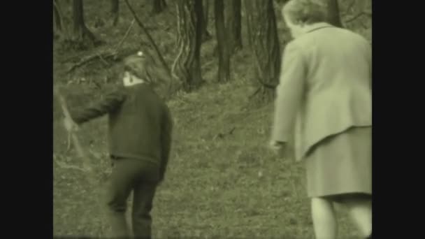 1969年 昭和44年 60歳の祖母と森への旅 — ストック動画